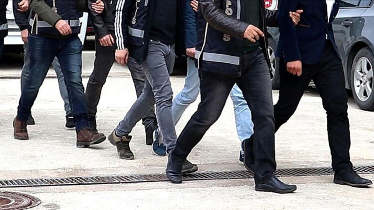 İzmir'de, FETÖ hücre evinde yakalanan 3 eski üsteğmen tutuklandı