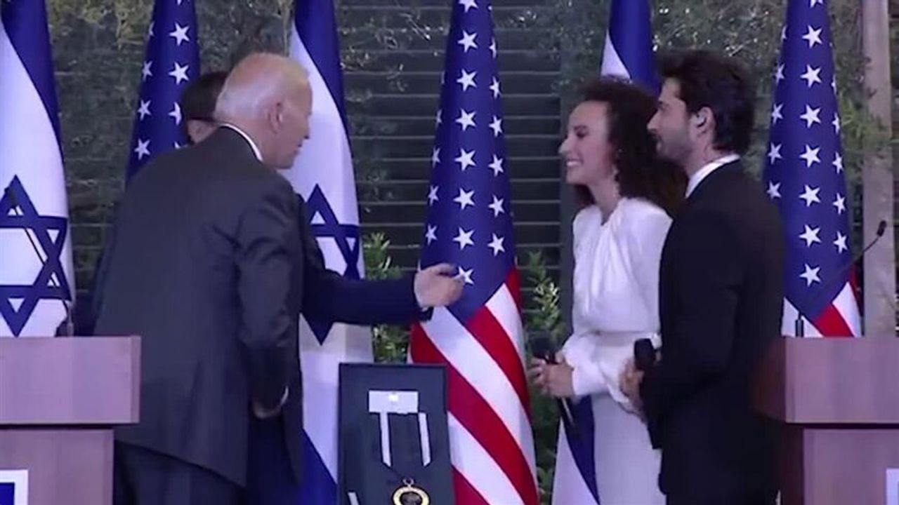 İsrailli kadın şarkıcının dini gerekçeyle Biden'ın elini sıkmaması gündem oldu