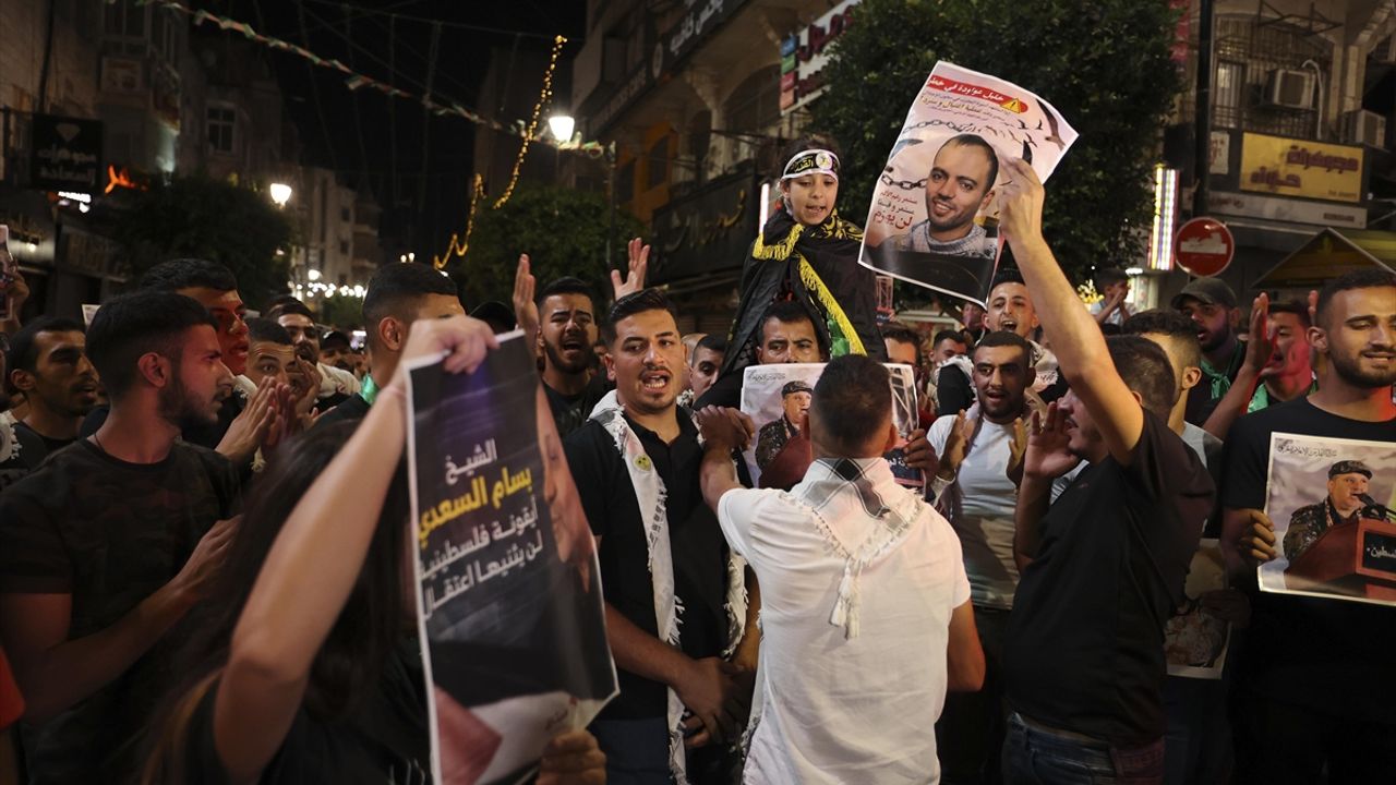 Batı Şeria'da  işgalci İsrail'in saldırdığı Gazze'ye destek yürüyüşleri düzenlendi