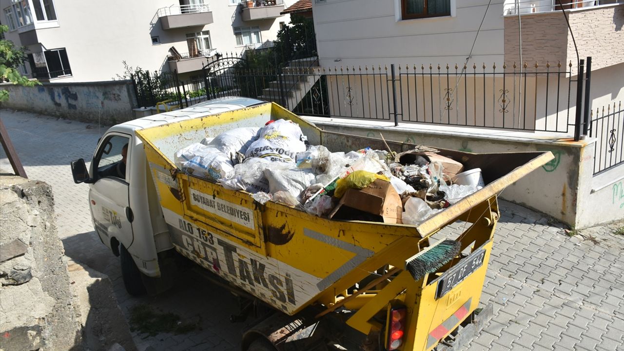 Sinop'ta bir evden dört kamyon çöp çıkarıldı