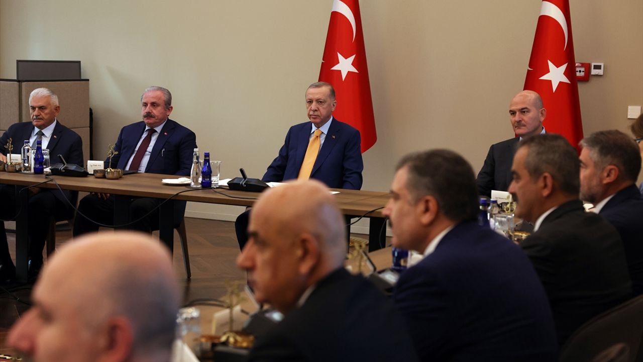 Başkan Erdoğan, Ahlat'ta bölge valileriyle bir araya geldi