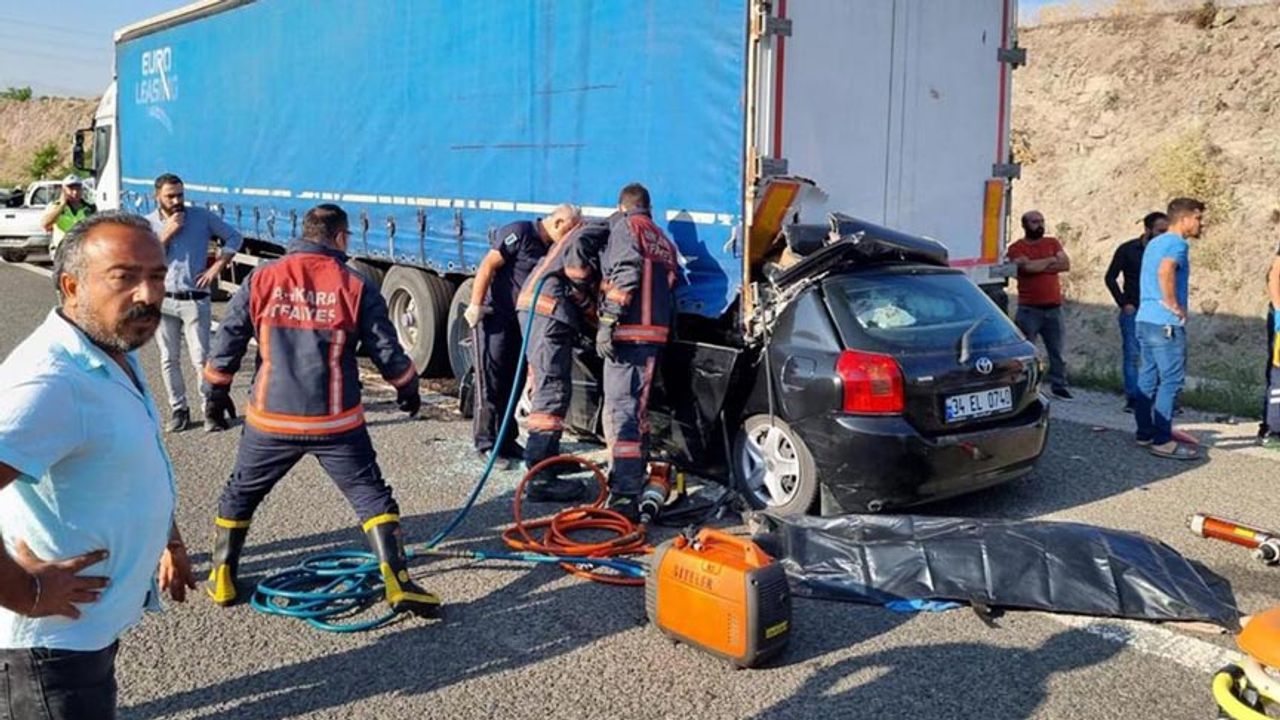 Ankara'da TIR'a arkadan çarpan araçta 4 kişi öldü