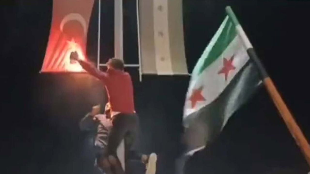 Azez'de Türk bayrağını yakmaya çalışan 2 kişi yakalandı