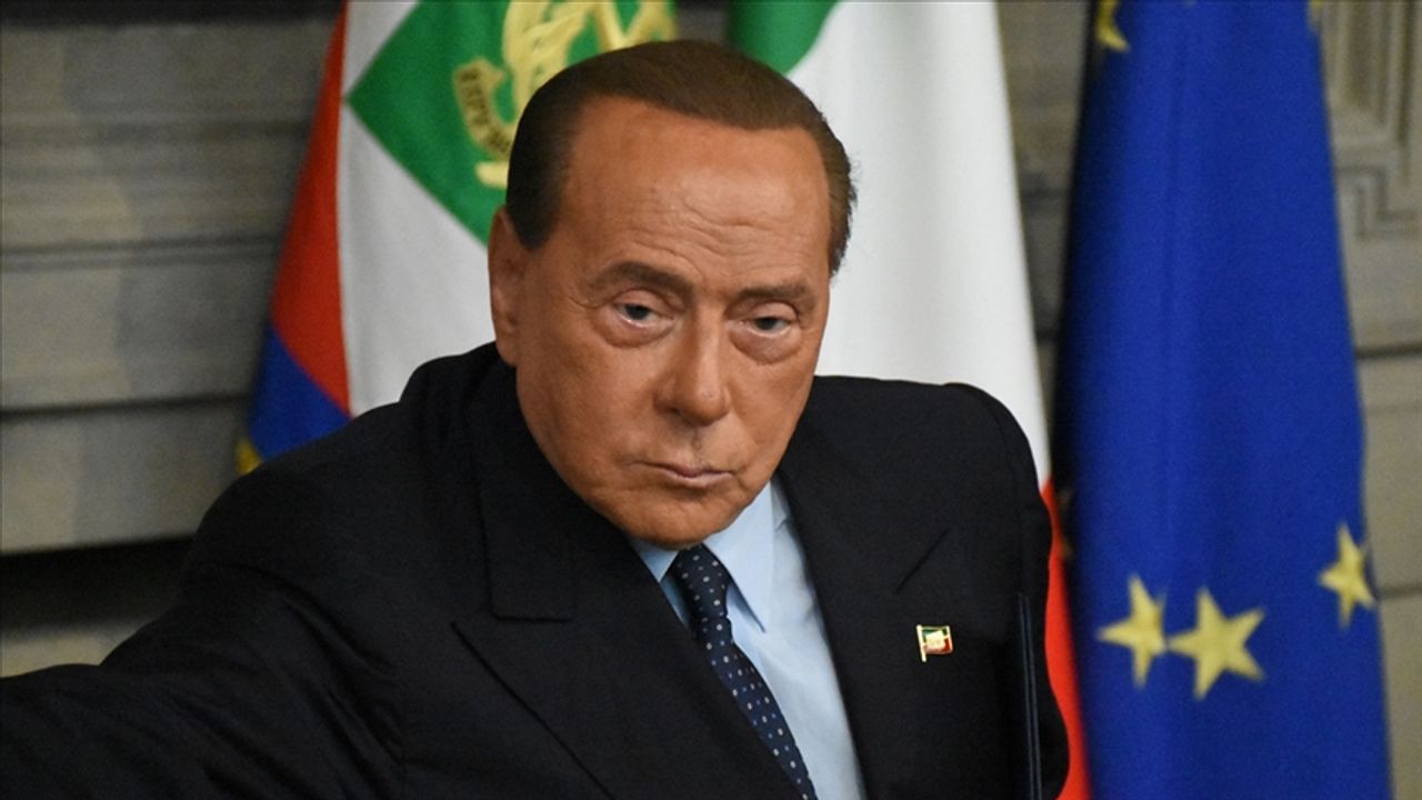İtalya'da eski başbakan Berlusconi'den adaylık açıklaması