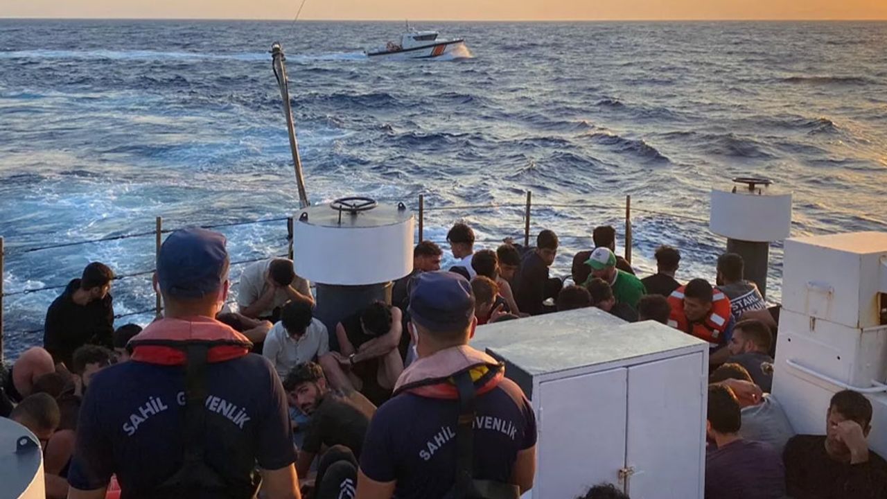 Marmaris açıklarında 64 düzensiz göçmen kurtarıldı