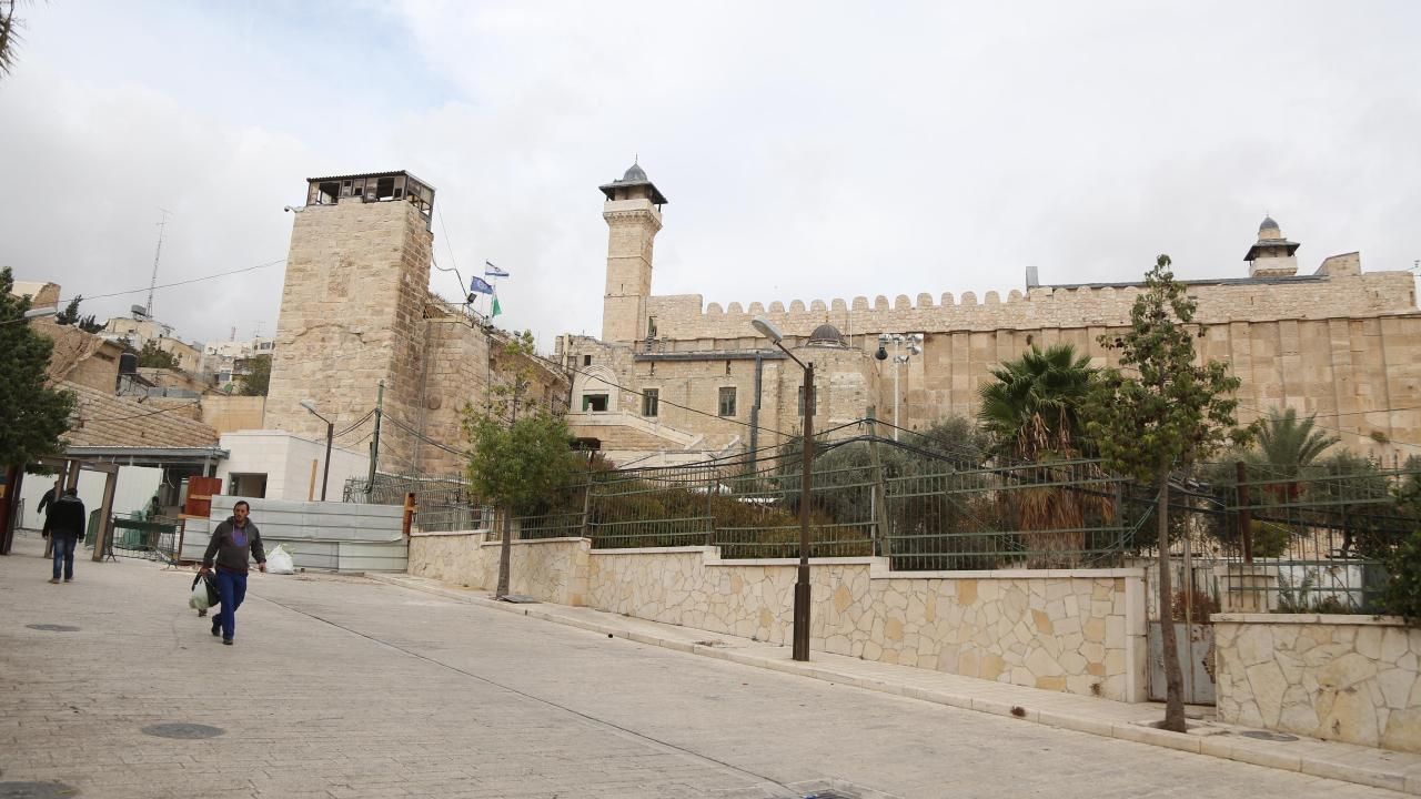 Fanatik işgalci Yahudi yerleşimcilerden Harem-i İbrahim Camisi'ne baskın