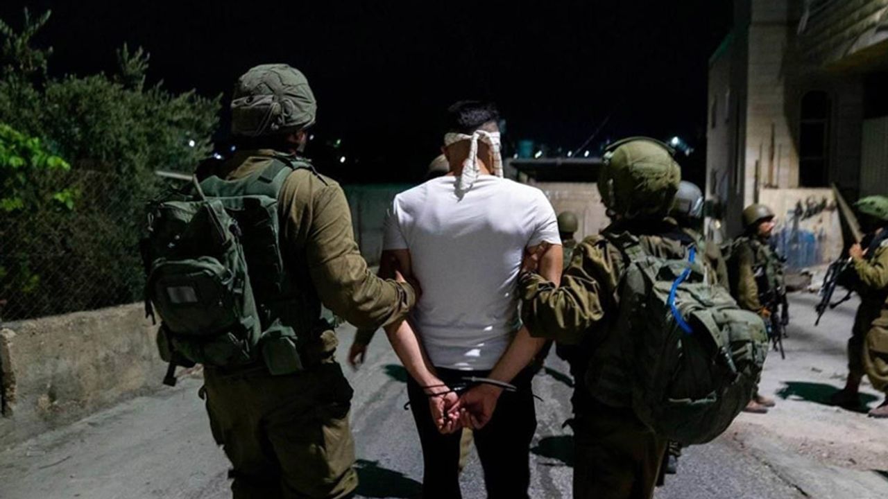 İşgalci İsrail ordusu, Batı Şeria'da 3 Filistinliyi gözaltına aldı