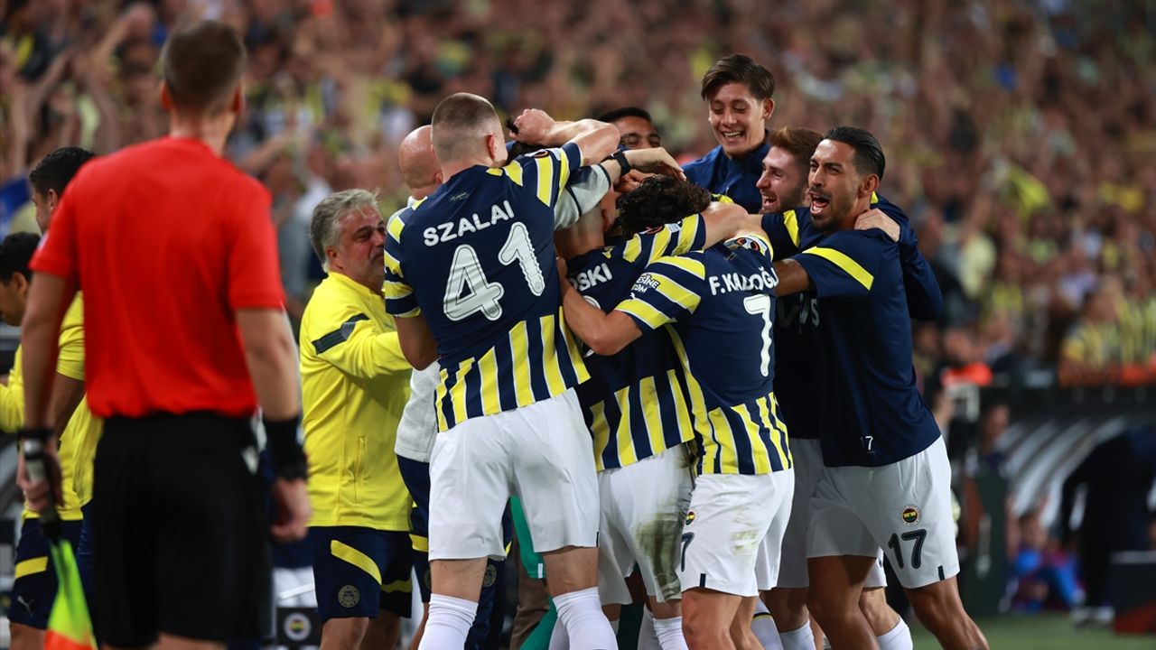 Fenerbahçelileri korkutan haber! 2 yıldızın taliplileri kapıyı aşındırıyor...