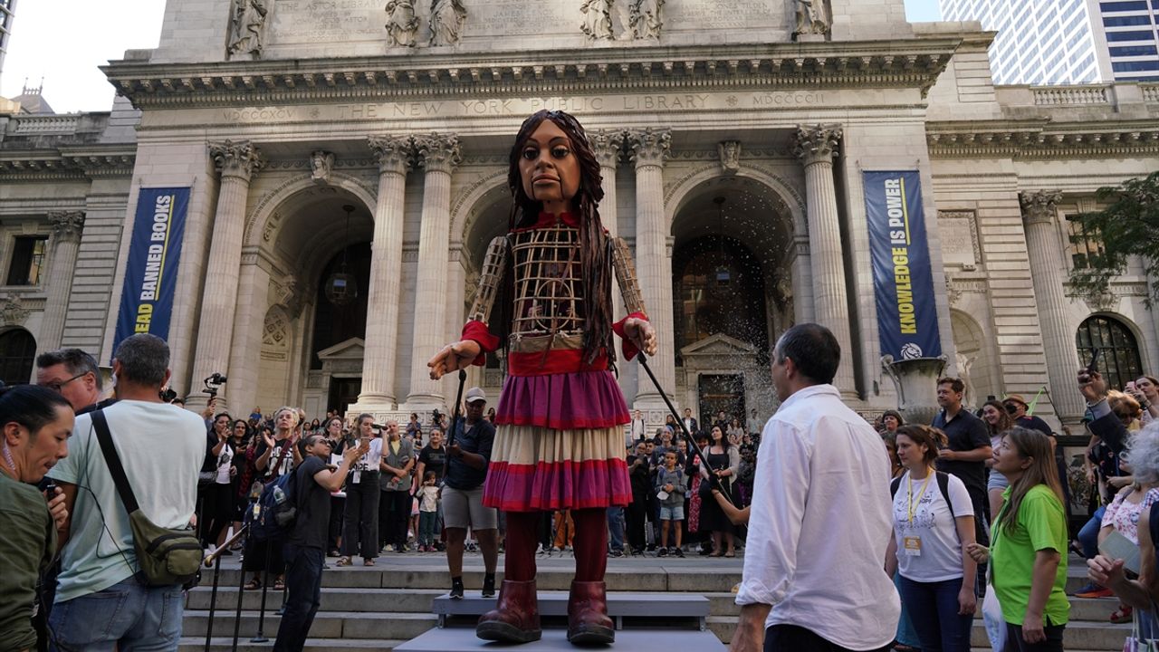 Suriyeli çocukların sesini dünyaya duyuran 3,5 metrelik "Küçük Amal" New York'ta