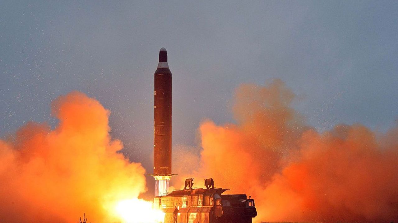 Kuzey Kore dün gece iki balistik füze fırlattı