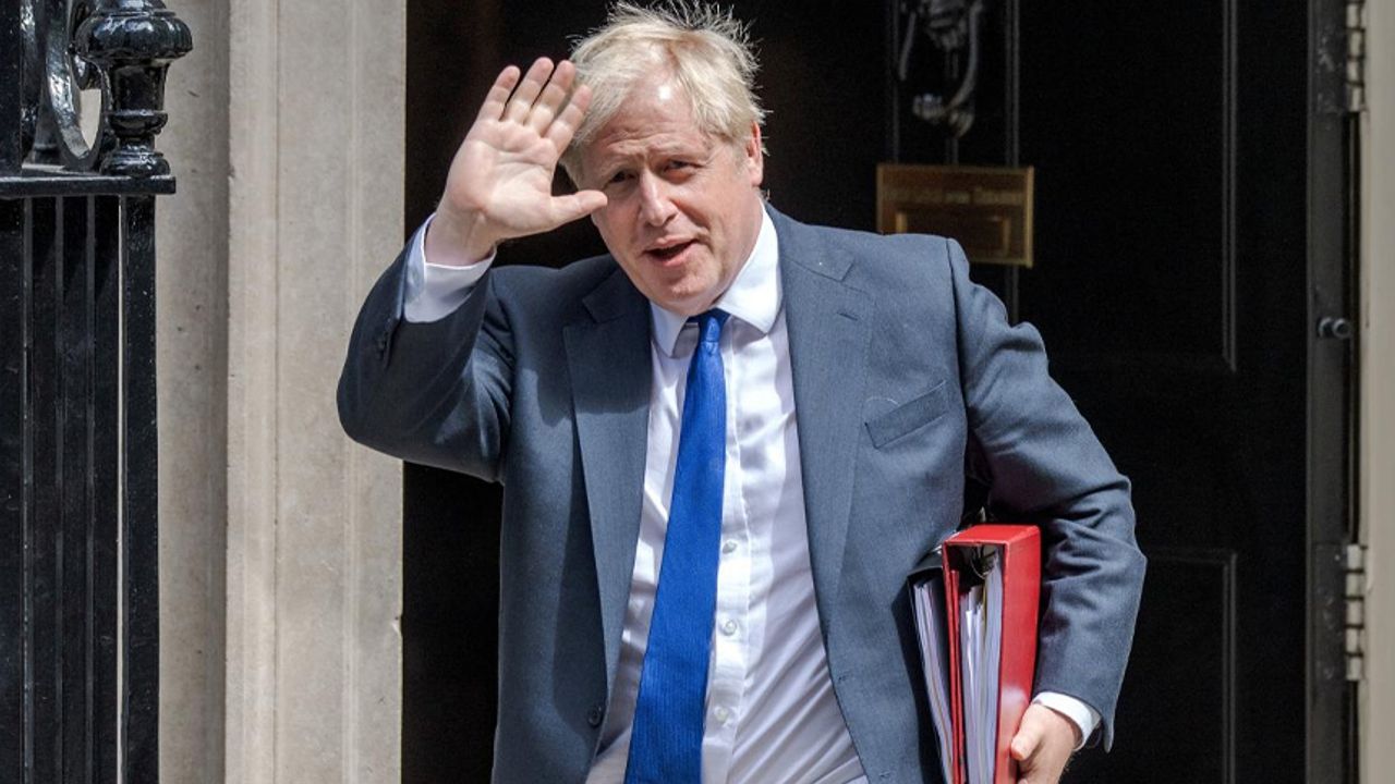 İngiltere'de ibre Boris Johnson'a döndü
