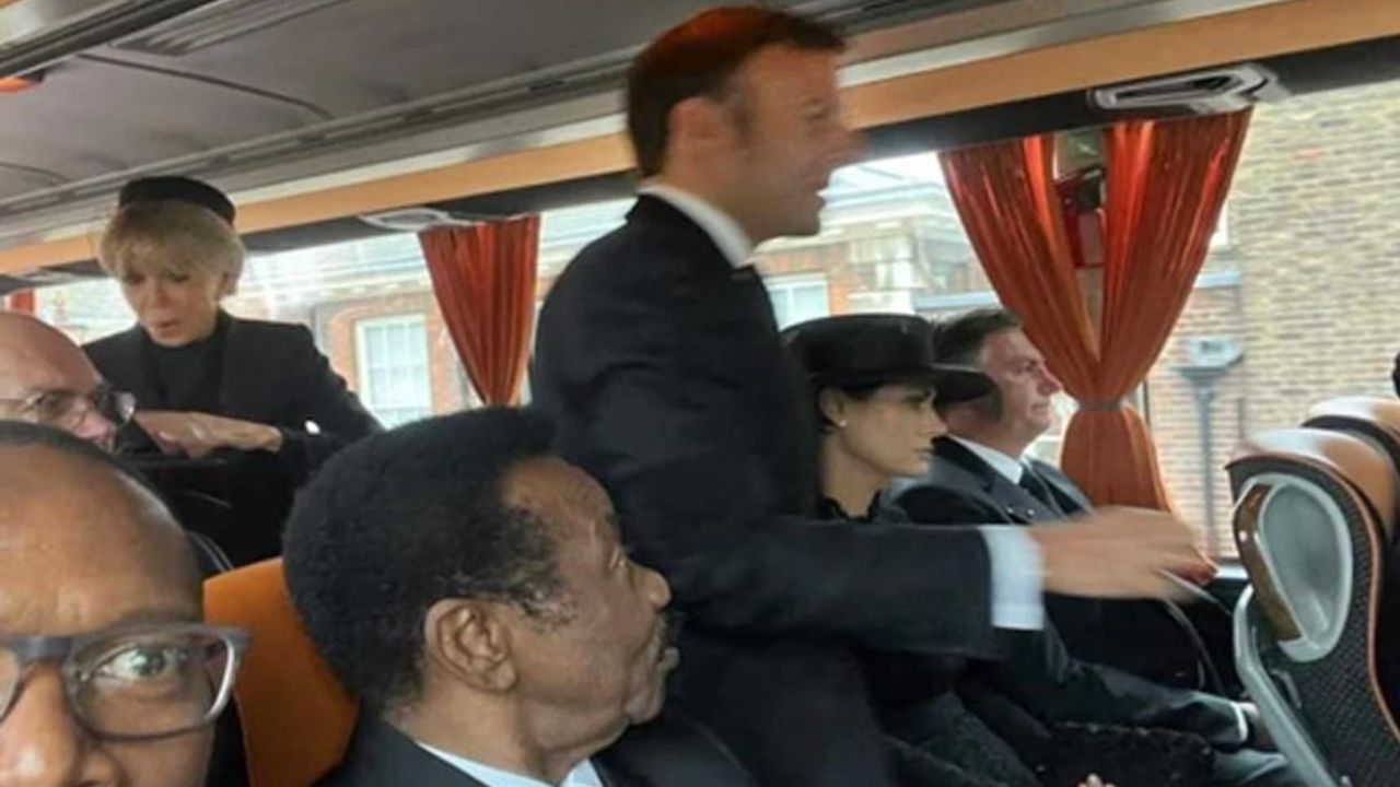 Kraliçe Elizabeth'in cenazesi için otobüse bindirilen Macron'a muavin muamelesi