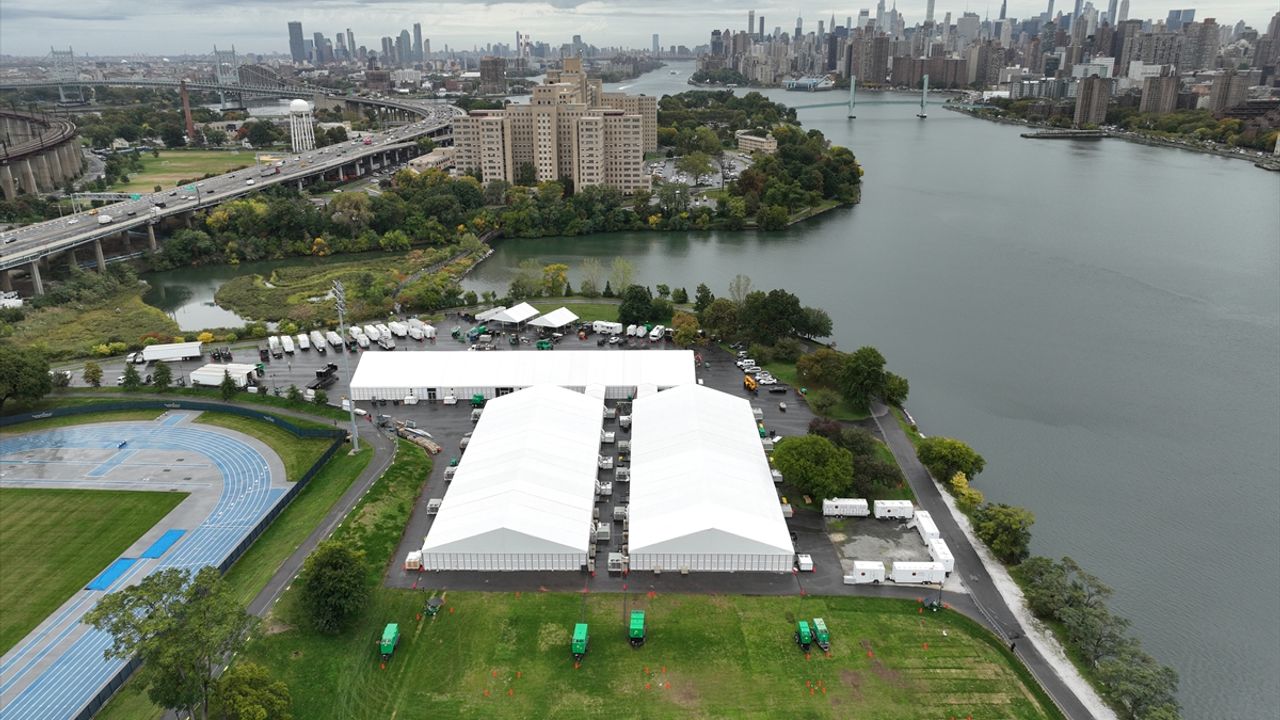 New York'ta göçmenler için yapılan acil durum çadırlarının inşası tamamlanıyor