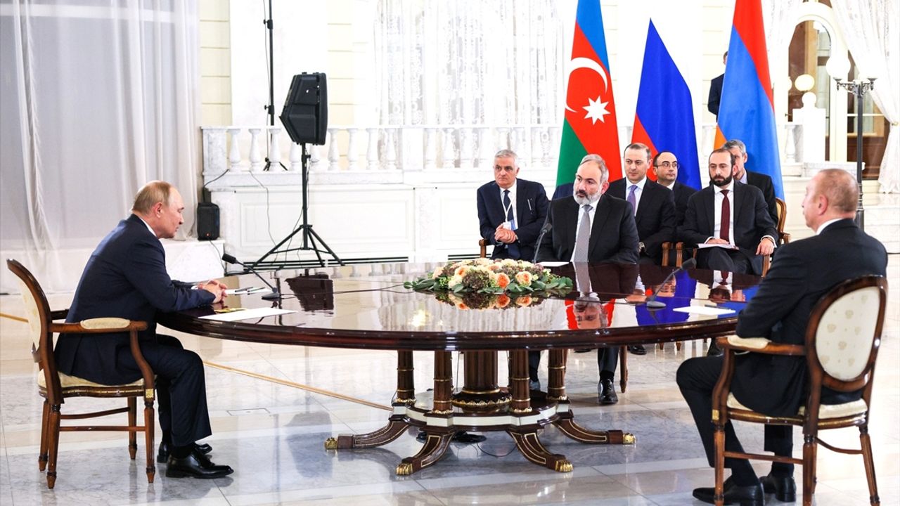 Putin, Aliyev ve Paşinyan, Soçi'de bir araya geldi