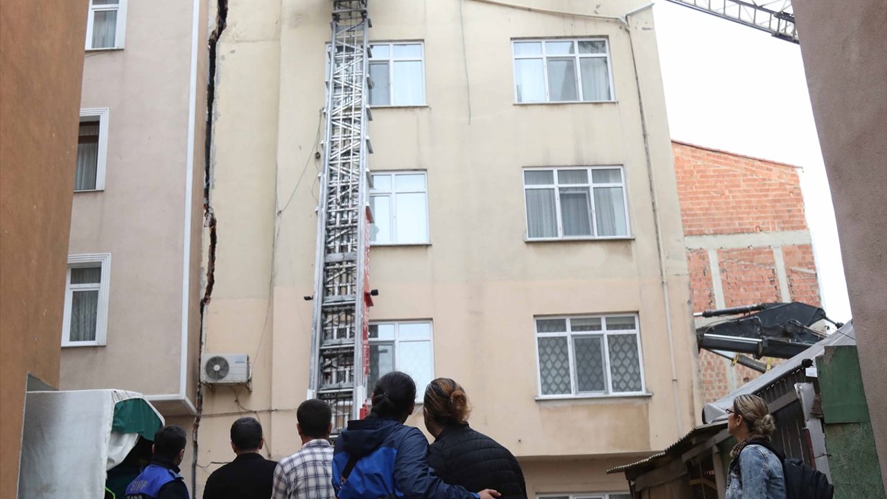 Sinop'ta duvarlarında geniş çatlaklar oluşan apartmandaki eşyalar boşaltılıyor