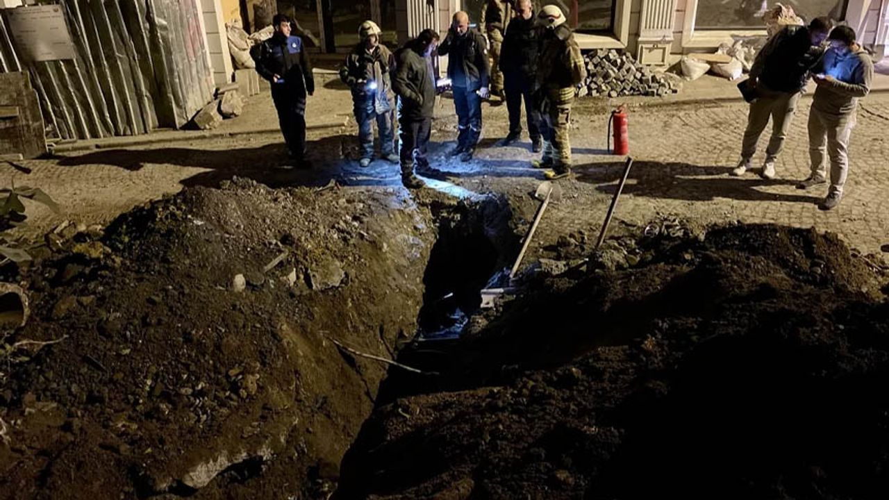 Eminönü'nde kazı yapan iş makinesi doğal gaz borusunu patlattı