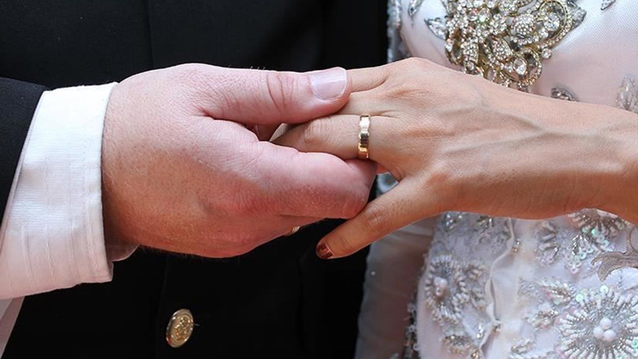 Evlenecek gençlere müjde! 150 bin TL faizsiz evlilik kredisi için sona gelindi