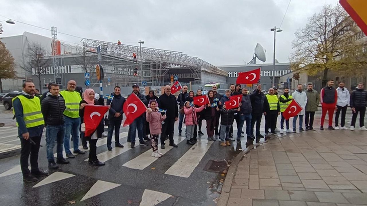 Erdoğan'a hakaret eden İsveç kanalı protesto edildi