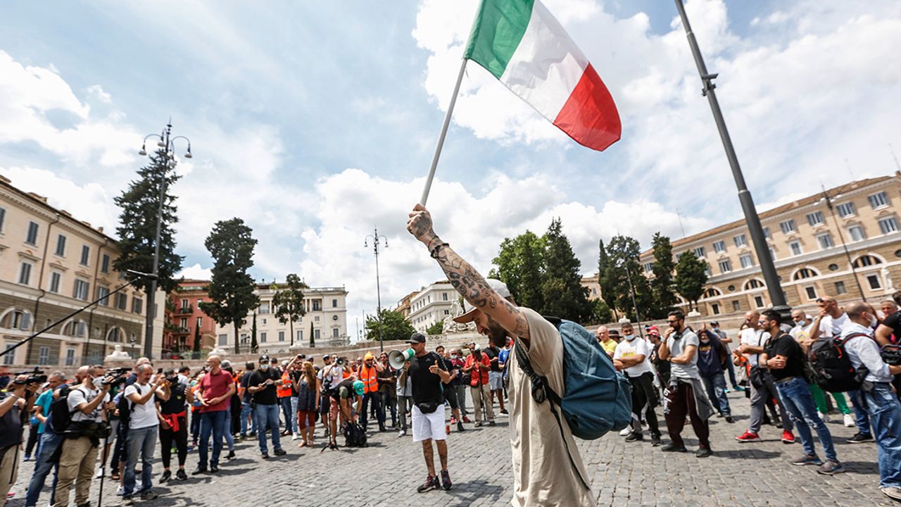 İtalya'da yüksek enerji faturaları protesto edildi