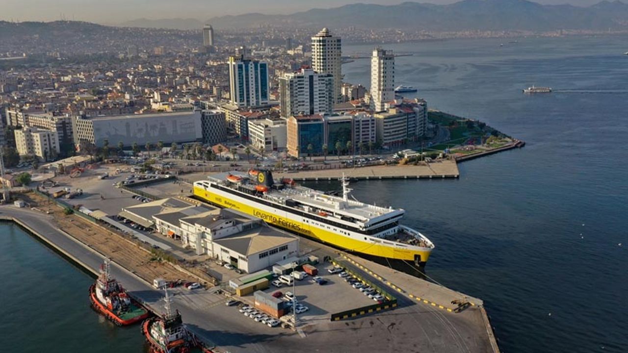 Selanik-İzmir seferini yapan ilk gemi İzmir'e ulaştı
