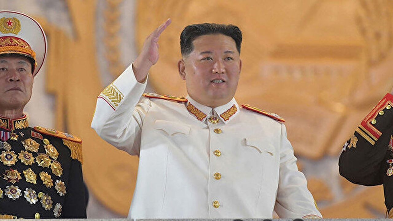 Kuzey Kore'de diz üstü şortlara yasak!