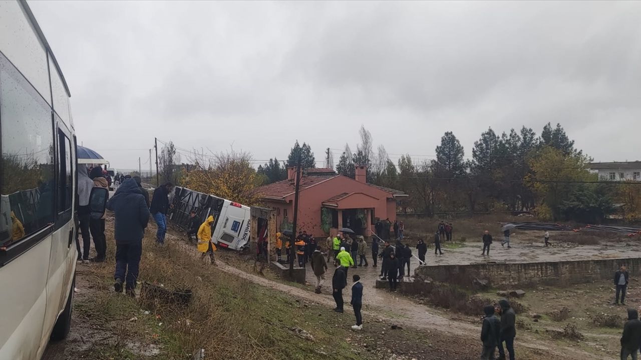  Diyarbakır'da yolcu otobüsü şarampole devrildi