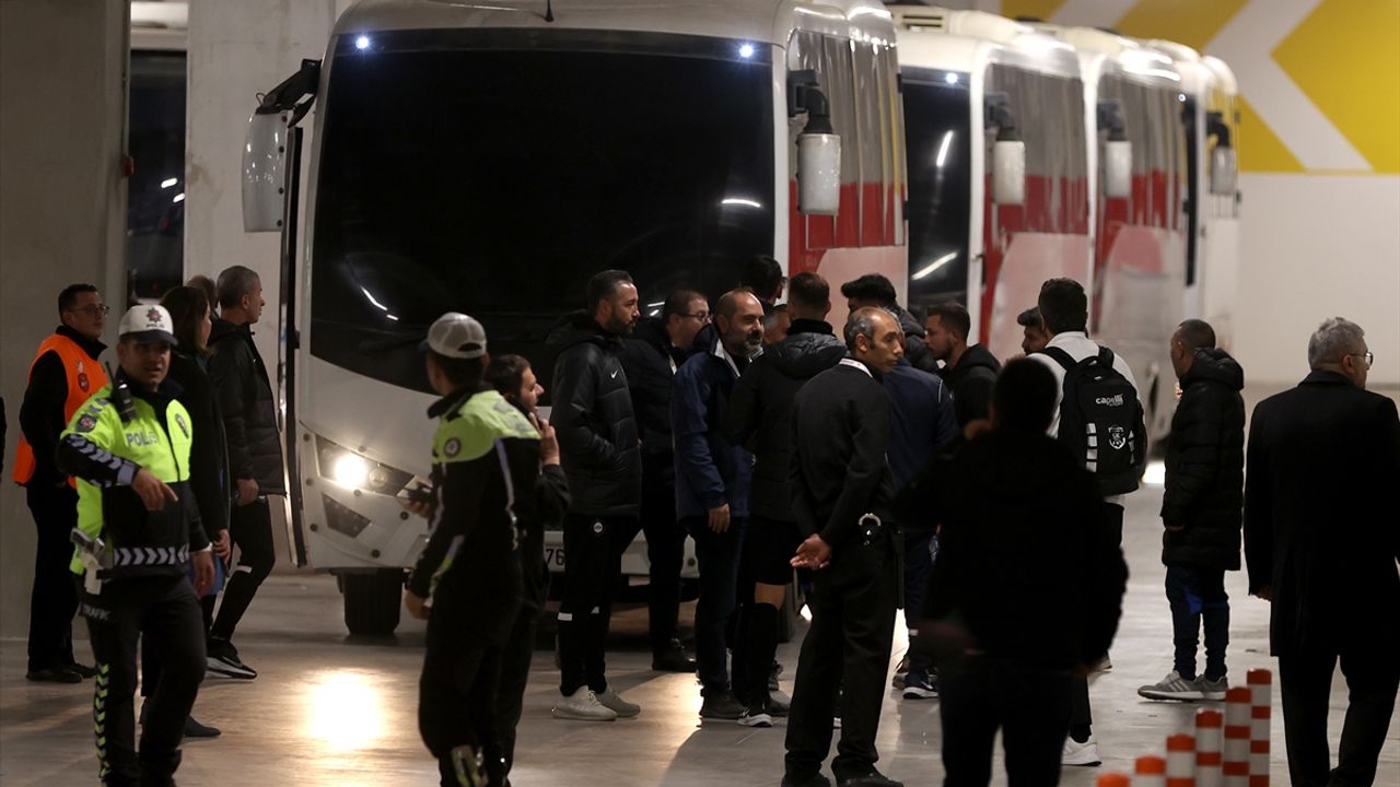  Altaylı futbolcular, Gürsel Aksel Stadı'ndan ayrıldı