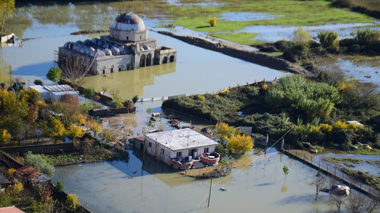Arnavutluk'u sel vurdu: Osmanlı mirası Kurşunlu Camii sular altında kaldı