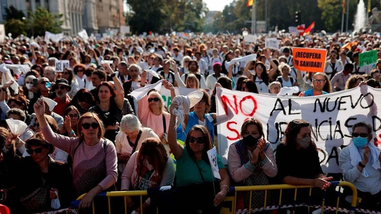 İspanya'da binlerce sağlık çalışanı gösteri yaptı
