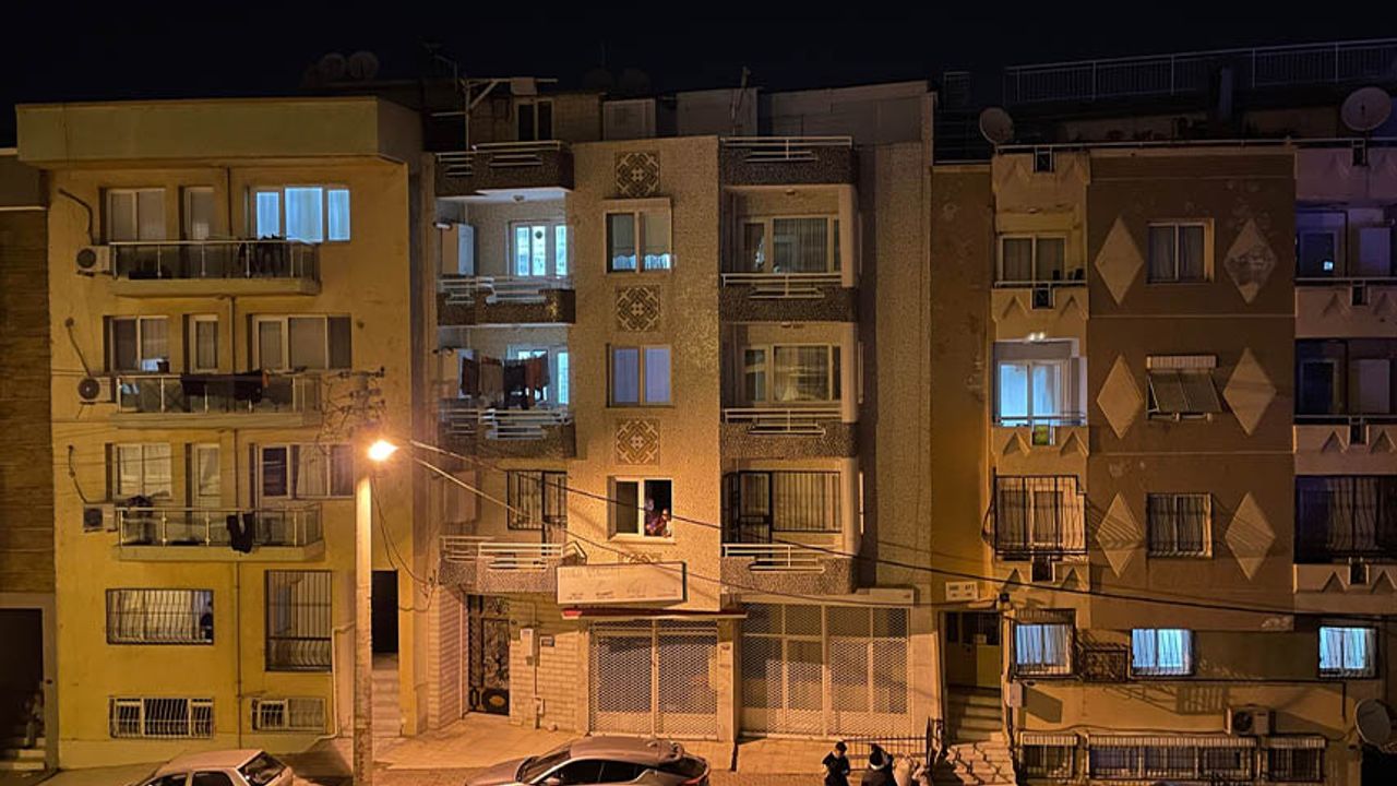 İzmir'deki depremde balkondan atlayan genç vefat etti