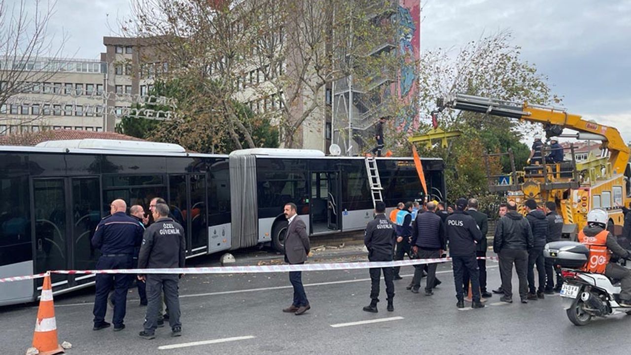 Kadköy'de metrobüs belediyenin bahçe duvarına çarparak durdu