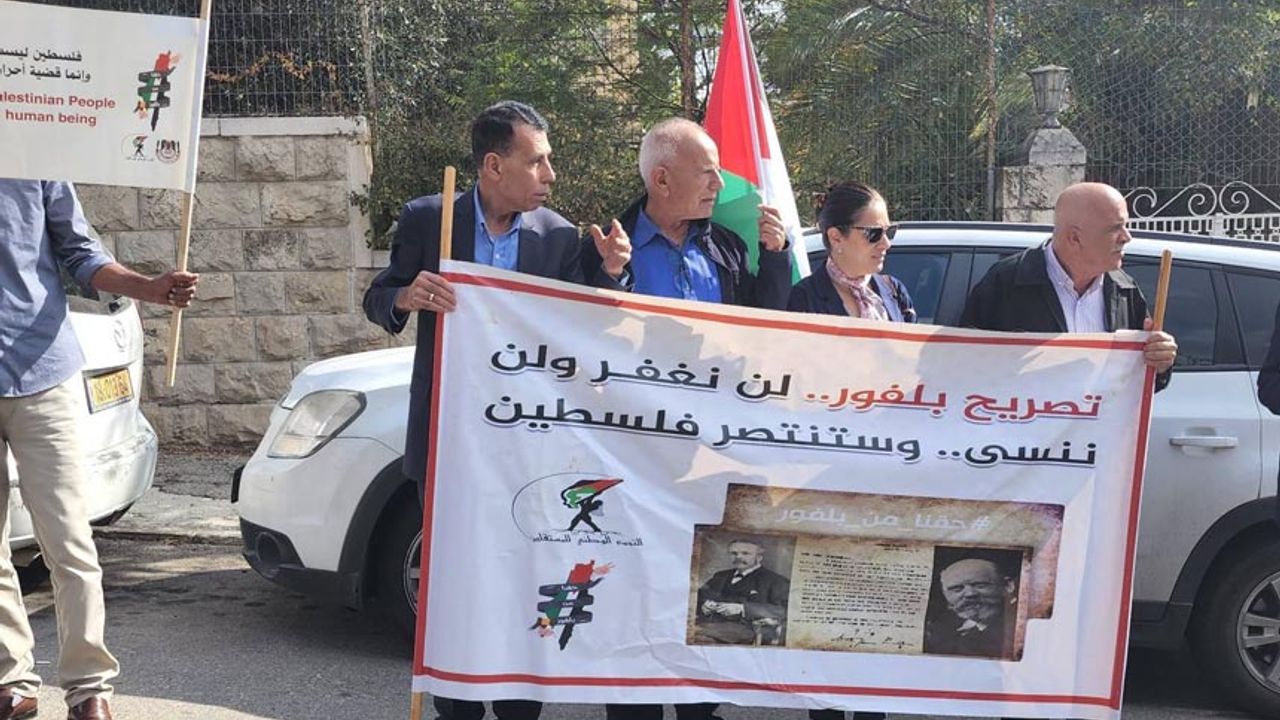 Kudüs'teki İngiliz Konsolosluğu önünde Balfour Deklarasyonu protesto edildi