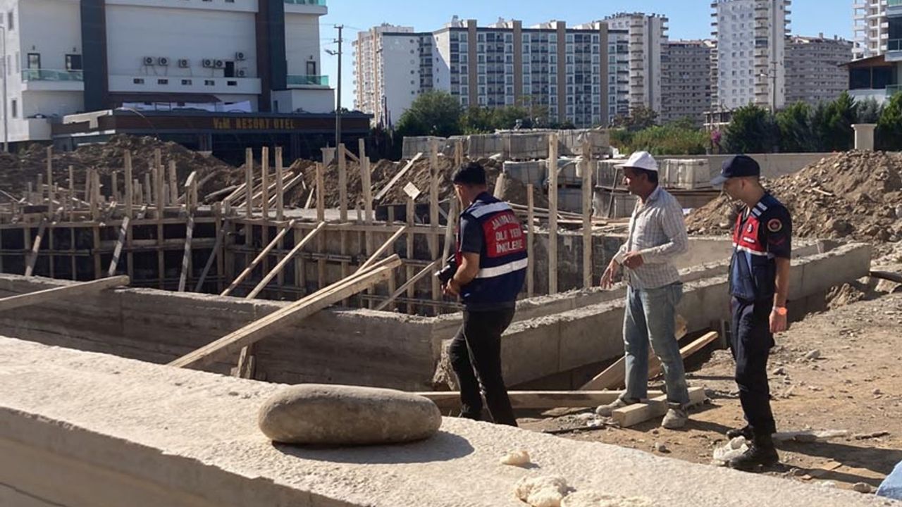 Mersin'de çöken beton kalıbın altında kalan işçi hayatını kaybetti