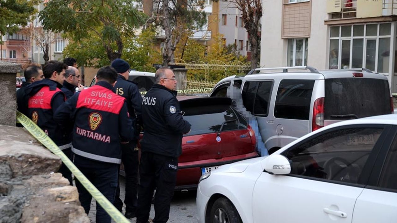 Sivas'ta iki araç arasına sıkışan şahıs hayatını kaybetti