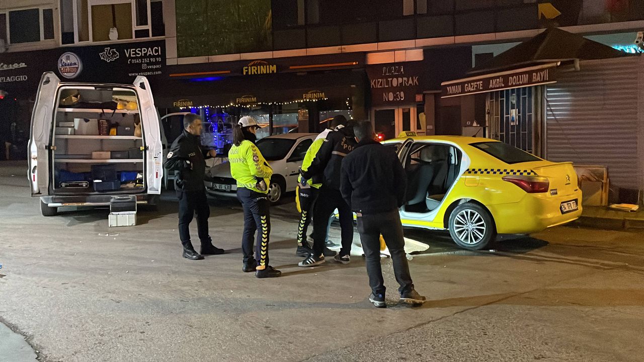 Kadıköy'de bir yolcu ücret tartışmasında taksiciyi silahla yaraladı