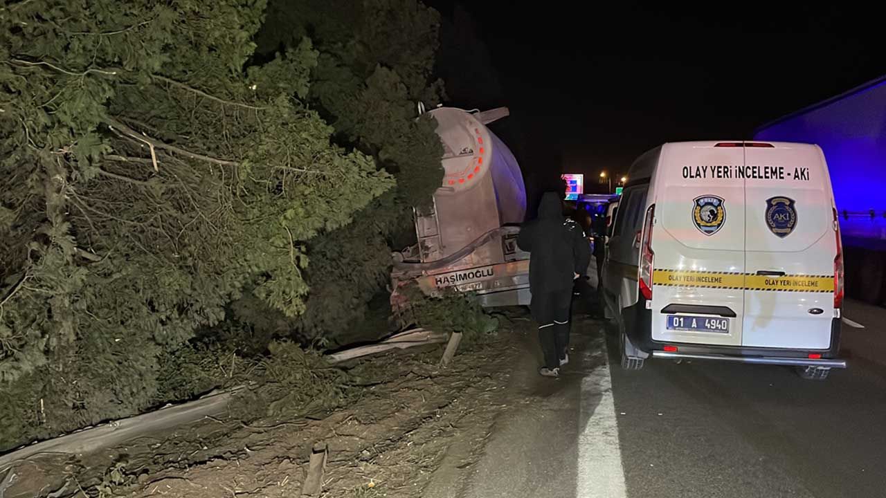 Adana'da bariyerlere çarpan silobasın sürücüsü hayatını kaybetti