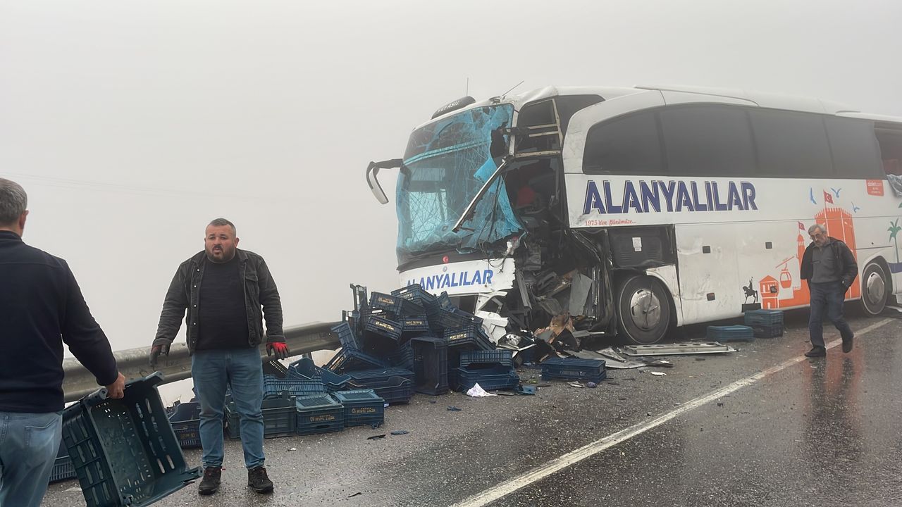 Antalya'da tır ile yolcu otobüsü çarpıştı: 3 yaralı