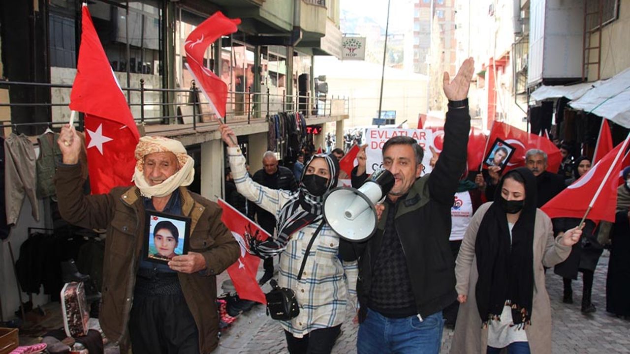 Hakkari'de çocukları dağa kaçırılan aileler HDP önünde protesto düzenledi