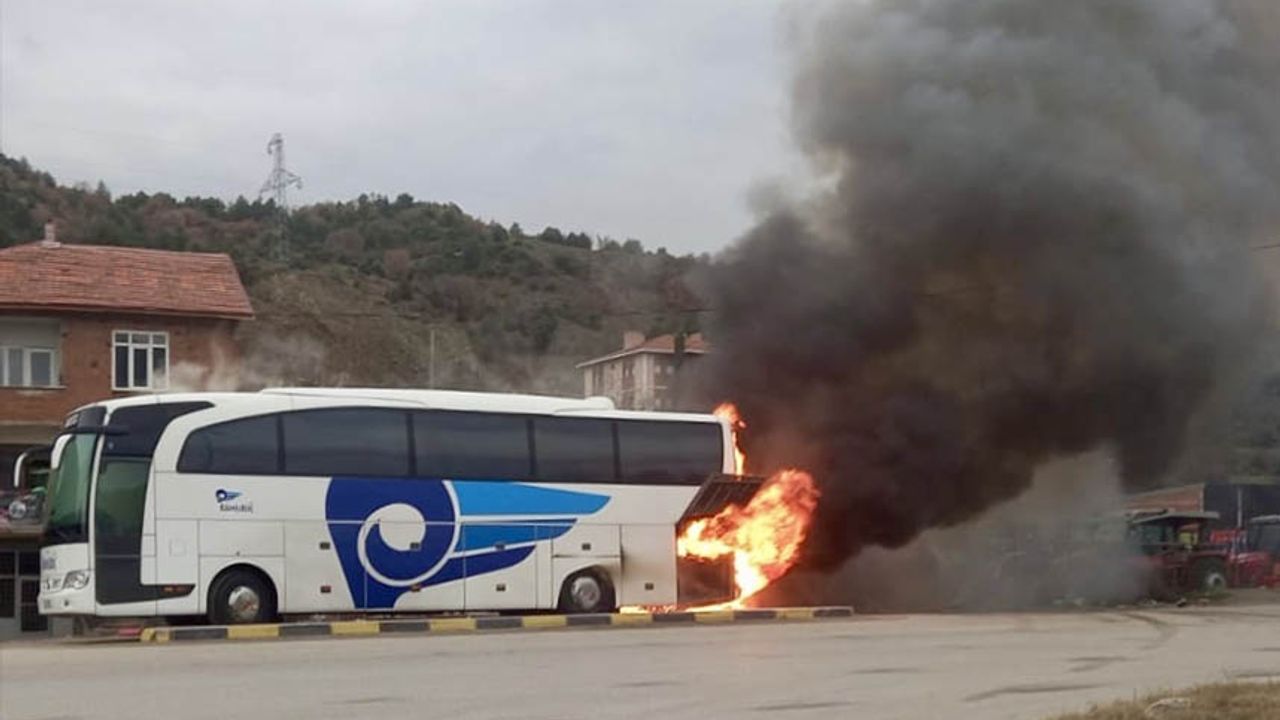 Karabük'te seyir halindeki yolcu otobüsünde yangın çıktı