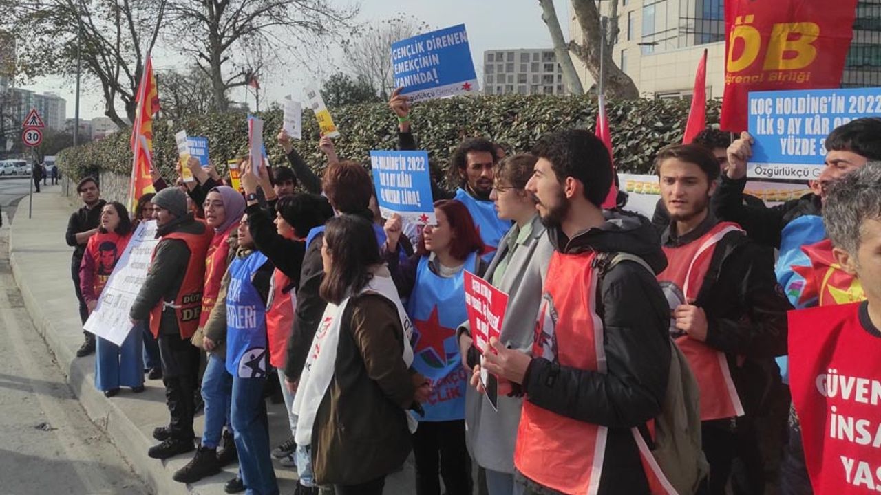 İşten çıkarılan Koç Üniversitesi Hastanesi işçileri protesto eylemi düzenledi