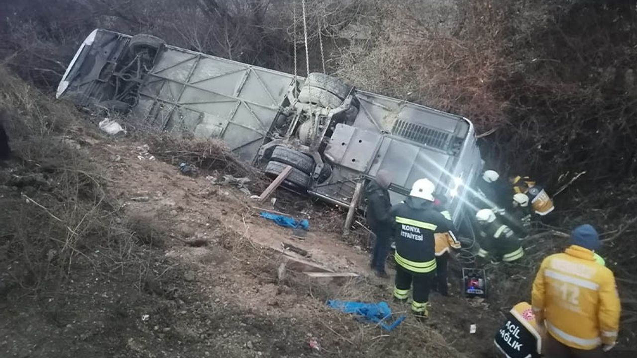Konya'da yolcu otobüsü şarampole devrildi: 15 yaralı