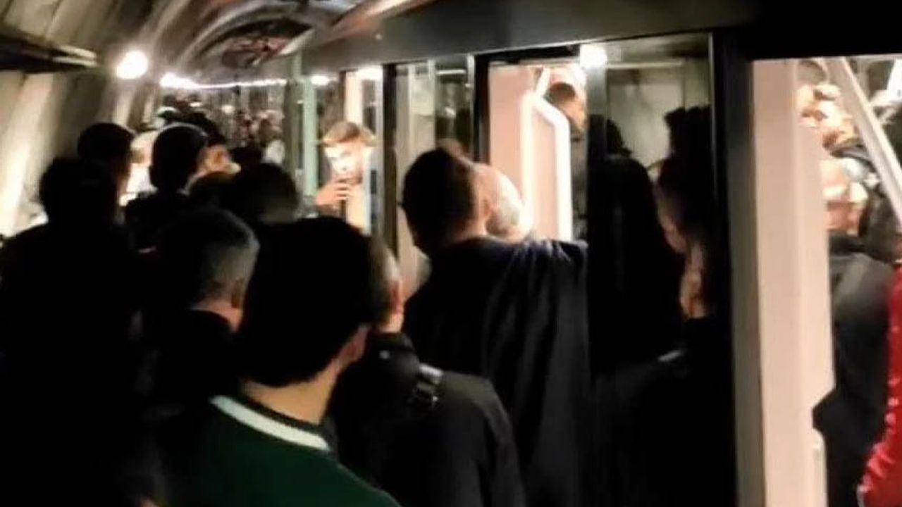 İstanbul'da metro arızalandı: Yolcular raylarda yürüdü