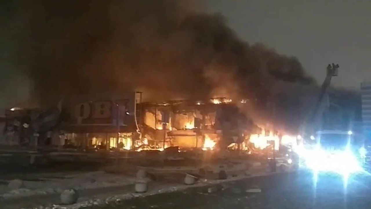 Moskova'da alışveriş merkezi yandı