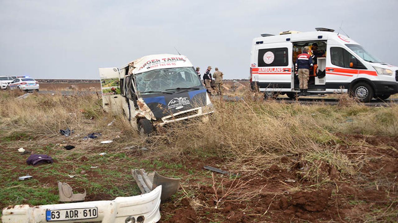 Şanlıurfa'da işçilerini taşıyan minibüs devrildi: 23 yaralı