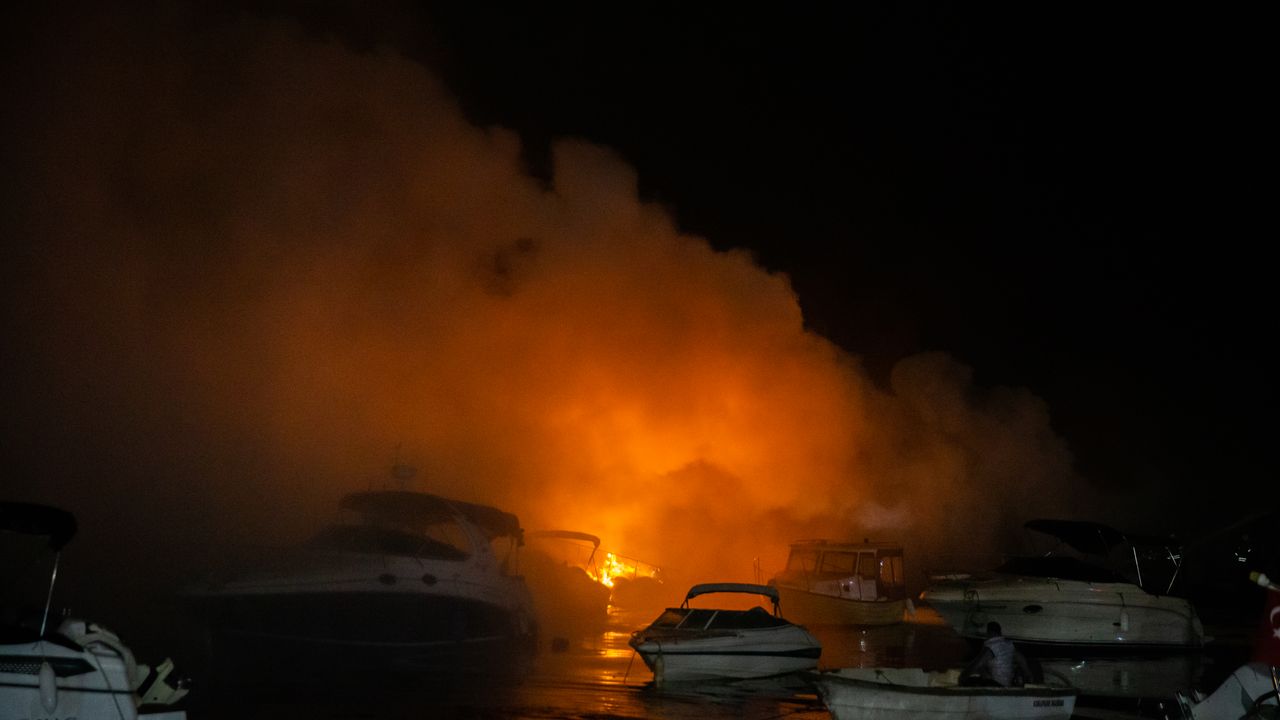 Kadıköy Caddebostan limanında 6 tekne yandı