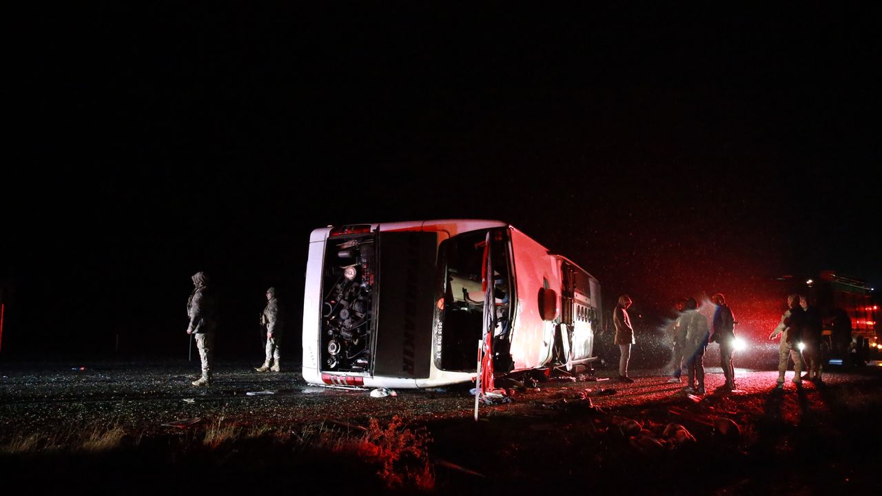 Diyarbakır'da otobüs devrildi: 5 ölü, 22 yaralı