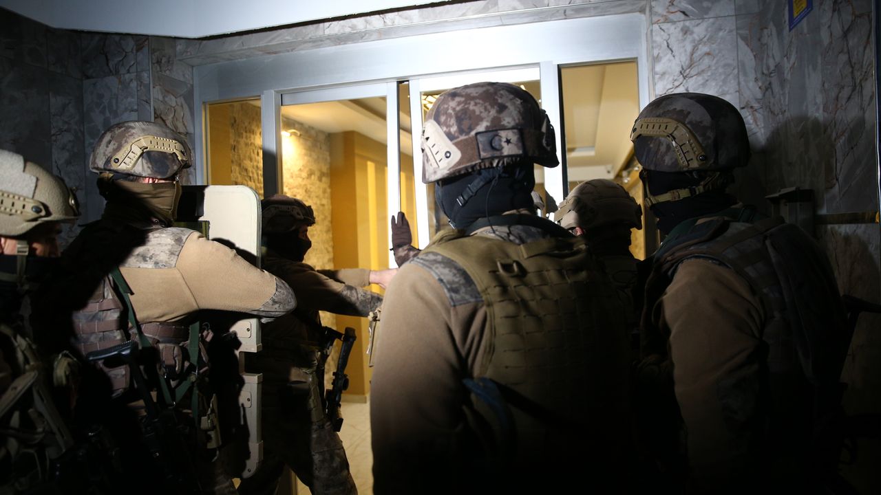 Mersin'de DEAŞ operasyonunda yakalanan 3 zanlı tutuklandı