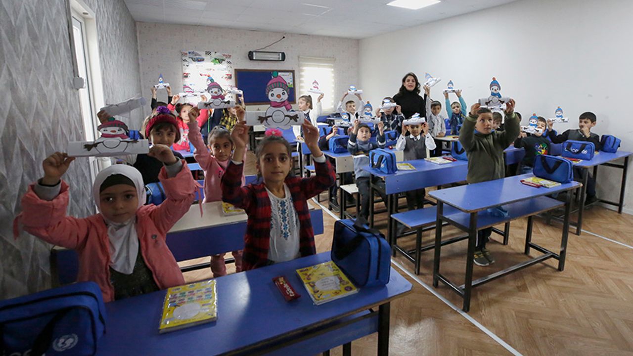 Elazığ'a yerleştirilen Ahıskalı Türkü öğrenciler ilk karnelerini aldı