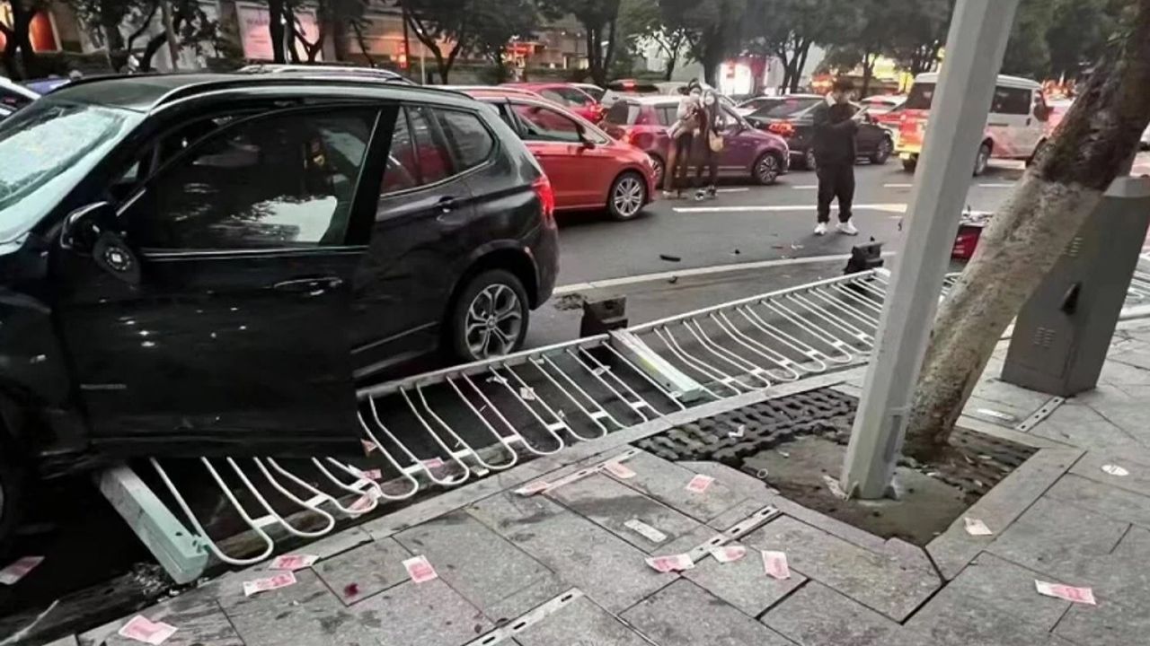 Çin’de araç yayaların arasına daldı: 5 ölü, 13 yaralı