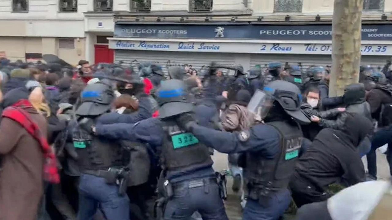 Fransız polisinden emeklilik yaşı protestolarında sert müdahale